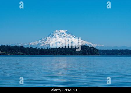 Mount Rainier visto dal Dana Passage nel South Puget Sound vicino al porto di Boston, Washington, a 60 chilometri circa di distanza Foto Stock