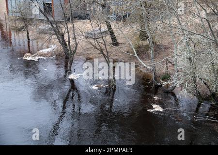 KIEV, UCRAINA - 13 APRILE 2023 - i livelli dell'acqua aumentano nel fiume Dnipro, Kiev, capitale dell'Ucraina. Foto Stock