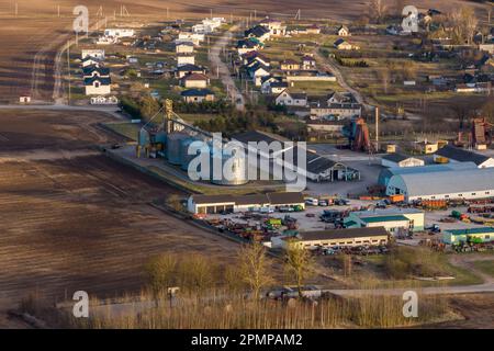 vista panoramica aerea sul complesso agro-industriale con silos e linea di essiccazione dei cereali per la pulizia e lo stoccaggio dei prodotti agricoli Foto Stock