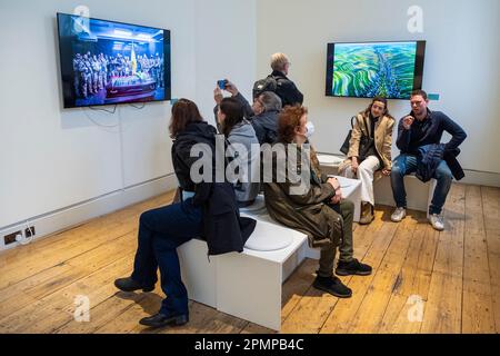 Londra, Regno Unito. 14 aprile 2023. I visitatori possono visualizzare le presentazioni digitali delle fotografie del concorso il giorno di apertura della mostra Sony World Photography Awards a Somerset House e si svolge fino al 1 maggio. Giunto al 16th° anno, il concorso è aperto ai partecipanti di tutto il mondo nelle categorie Professional, Open, Student e Youth. Credit: Stephen Chung / Alamy Live News Foto Stock