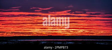 Tramonto brillante sulla foresta boreale di Manitoba, Canada; Churchill, Manitoba, Canada Foto Stock