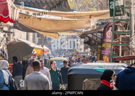 Gente che cammina attraverso un trafficato bazar del mercato Khan el-Khalili al Cairo islamico, in Egitto Foto Stock