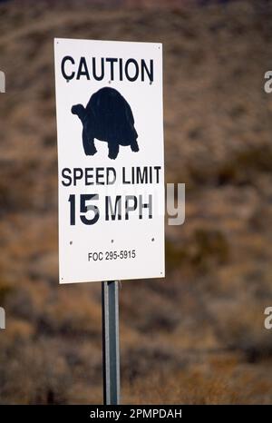 Segnale del limite di velocità di 15 km/h con una silhouette di tartaruga nello Snow Canyon State Park, Utah, Stati Uniti d'America Foto Stock