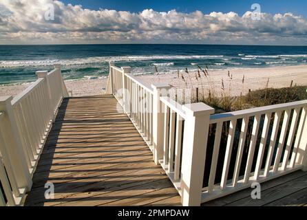 Il Boardwalk conduce a una spiaggia vuota lungo la costa della Florida, Stati Uniti; Seaside, Florida, Stati Uniti d'America Foto Stock