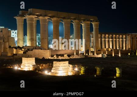 Tempio di Luxor illuminato, Egitto Foto Stock