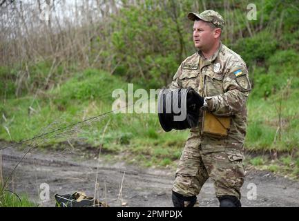 Non esclusivo: KIEV, UCRAINA - 13 APRILE 2023 - un dipendente del servizio esplosivo della polizia nazionale dell'Ucraina è visto durante la distruzione Foto Stock