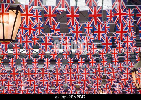 Londra, Regno Unito. 14th aprile 2023. Migliaia di Union Jacks decorano il mercato di Covent Garden mentre i preparativi per l'incoronazione di Re Carlo III, che si svolge il 6th maggio, proseguono intorno a Londra. Foto Stock