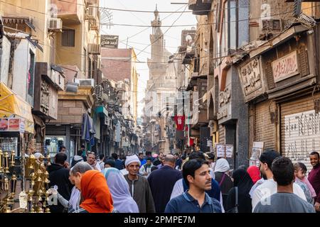 Gente che cammina attraverso un trafficato bazar del mercato Khan el-Khalili al Cairo islamico, in Egitto Foto Stock