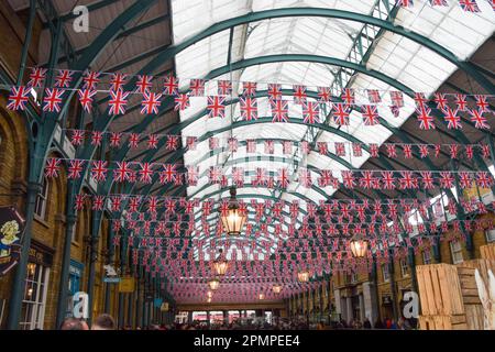 Londra, Regno Unito. 14th aprile 2023. Migliaia di Union Jacks decorano il mercato di Covent Garden mentre i preparativi per l'incoronazione di Re Carlo III, che si svolge il 6th maggio, proseguono intorno a Londra. Foto Stock