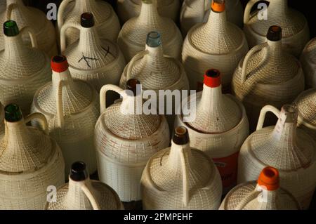 Bottiglie di vino portuale coltivate vicino a Provesende, Portogallo; Provesende, valle del fiume Douro, Portogallo Foto Stock