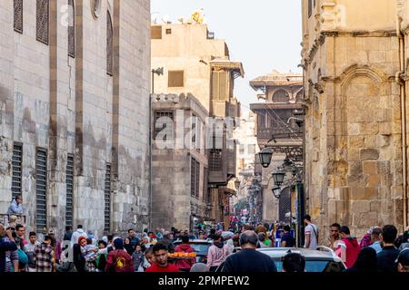 Gente che cammina attraverso un trafficato bazar del mercato Khan el-Khalil al Cairo islamico, in Egitto Foto Stock