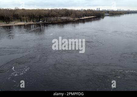 Non esclusiva: KIEV, UCRAINA - 13 APRILE 2023 - i livelli di acqua nel fiume Dnipro aumento, Kiev, capitale dell'Ucraina. Foto Stock
