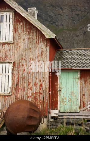 Edificio nel vecchio villaggio di pescatori di Vaeroya; Vaeroya, Isole Lofoten, Norvegia Foto Stock