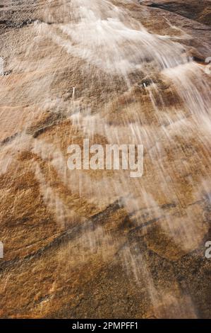 Cascata lungo una scogliera; Hellemoboten, Tysfjord, Norvegia Foto Stock