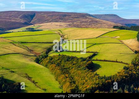 Tipico paesaggio del Parco Nazionale del Peak District vicino al lago artificiale di Ladybower nella zona di High Peak del Derbyshire Inghilterra Regno Unito con terreni agricoli e fossati sopra. Foto Stock