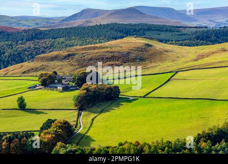 Tipico paesaggio del Parco Nazionale del Peak District vicino al lago artificiale di Ladybower nella zona di High Peak del Derbyshire Inghilterra Regno Unito con terreni agricoli e fossati sopra. Foto Stock