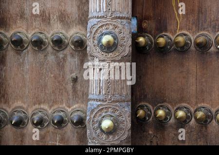 Vista ravvicinata delle intricate sculture e decorazioni a Zanzibar; Zanzibar Foto Stock