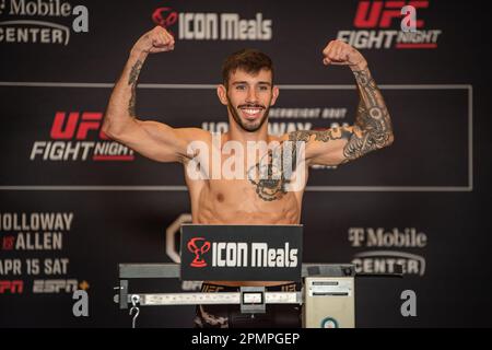 Kansas City, Missouri, Stati Uniti. 14th Apr, 2023. KANSAS Kansas City, MO, MISSOURI - 14 APRILE: Matheus Nicolau pesa a $126lb prima della sua lotta all'UFC Fight Night Kansas City - Holloway vs Allen al T-Mobile Center il 15th aprile 2023 a Kansas City, Missouri, Stati Uniti. (Credit Image: © Matt Davies/PX Imagens via ZUMA Press Wire) SOLO PER USO EDITORIALE! Non per USO commerciale! Credit: ZUMA Press, Inc./Alamy Live News Foto Stock