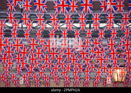 Londra, Regno Unito. 14th Apr, 2023. Migliaia di Union Jacks decorano il mercato di Covent Garden mentre i preparativi per l'incoronazione di Re Carlo III, che si svolge il 6th maggio, proseguono intorno a Londra. (Foto di Vuk Valcic/SOPA Images/Sipa USA) Credit: Sipa USA/Alamy Live News Foto Stock