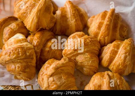 Croissant serviti in un cesto; Pondicherry, India Foto Stock
