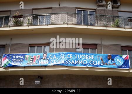 Napoli, Italia. 14th Apr, 2023. Banner pubblicitario raffigurante i protagonisti Napoli e il terzo scudetto, in città durante i preparativi per le celebrazioni dello scudetto. Napoli, 14 Apr, 2023. (Foto di Vincenzo Izzo/Sipa USA) Credit: Sipa USA/Alamy Live News Foto Stock