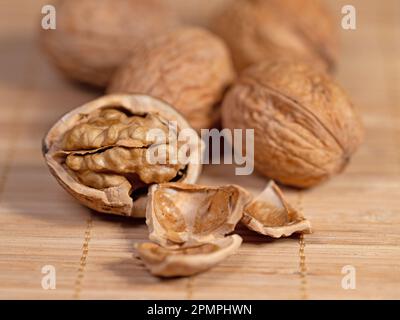 Noce e gusci in primo piano Foto Stock