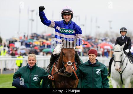 Harry Cobden festeggia la vittoria di Marsh Chase su Pic D’Orthy al Randox Grand National Festival 2023 Ladies Day all'ippodromo di Aintree, Liverpool, Regno Unito, 14th aprile 2023 (Foto di Conor Molloy/News Images) Foto Stock