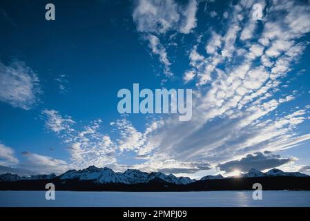 Le nuvole di neve riempiono il cielo sopra la Sawtooth Range, Stati Uniti d'America dell'Idaho; Stanley, Idaho, Stati Uniti d'America Foto Stock