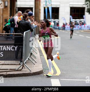 Mary Ngugi dal Kenya, passando per Cabot Square, sulla sua strada per finire 7th nella Women's Elite Race, durante la 2022 London Marathon. Foto Stock