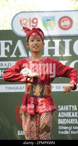 Bambini indonesiani in abiti batik. Questo batik viene da Kediri Foto Stock