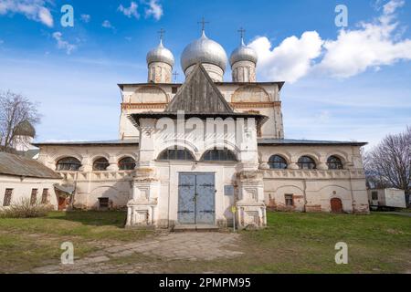 VELIKY NOVGOROD, RUSSIA - 02 MAGGIO 2022: Antica Cattedrale del segno (Cattedrale dell'icona della Madre di Dio 'il segno') in un giorno di maggio Foto Stock