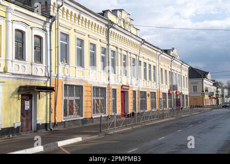 SOLTSY, RUSSIA - 07 MAGGIO 2022: L'antico edificio del centro commerciale della città, l'ex residenza dei mercanti di Ardamatsky in un giorno di maggio Foto Stock