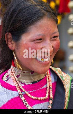 Ritratto di una donna sorridente al mercato Borkhar; Lhasa, Tibet Foto Stock