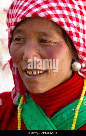 Ritratto di una donna sorridente; Lhasa, Tibet Foto Stock