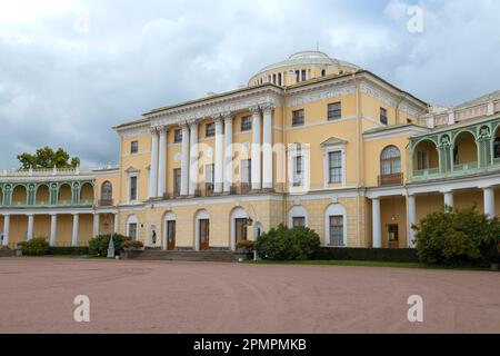 PAVLOVSK, RUSSIA - 26 SETTEMBRE 2022: Al Palazzo di Pavlovsk in un giorno nuvoloso di settembre. Dintorni di St. Pietroburgo Foto Stock