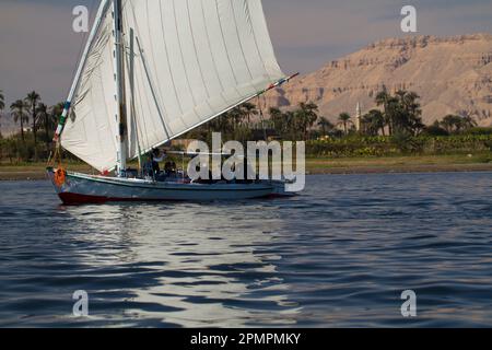 La gente naviga sul Nilo in una feluca; Luxor, Egitto Foto Stock