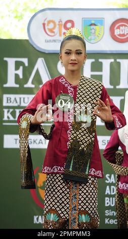 Bambini indonesiani in abiti batik. Questo batik viene da Kediri Foto Stock