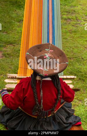 La donna si intreccia nella tradizione degli antichi Inca; Cuzco, Perù Foto Stock