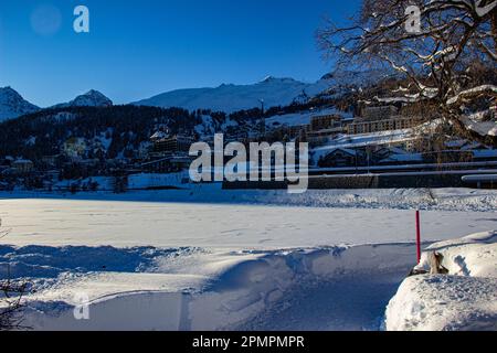 Magnifico tramonto sulle Alpi Svizzere innevate che si affaccia sulla città di San Moritz, Svizzera Foto Stock