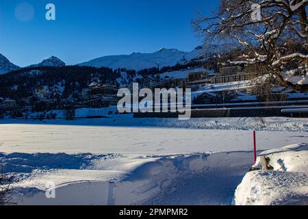 Magnifico tramonto sulle Alpi Svizzere innevate che si affaccia sulla città di San Moritz, Svizzera Foto Stock