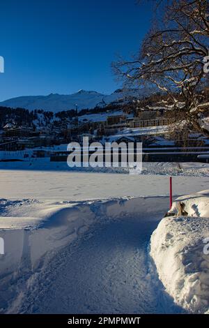 Magnifico tramonto sulle Alpi Svizzere innevate che si affaccia sulla città di San Moritz, Svizzera Foto Stock