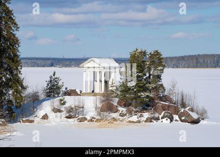 Vista del padiglione del Tempio di Nettuno nel pomeriggio di marzo. Il vecchio maniero Monrepos nelle vicinanze di Vyborg. Regione di Leningrado, Russia Foto Stock