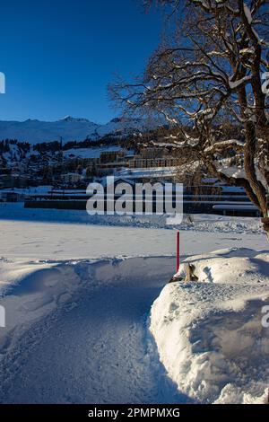 Magnifico tramonto sulle Alpi Svizzere innevate che si affaccia sulla città di San Moritz, Svizzera Foto Stock