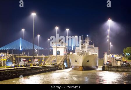 La nave passa attraverso una chiusa nel Canale di Panama; Panama Foto Stock