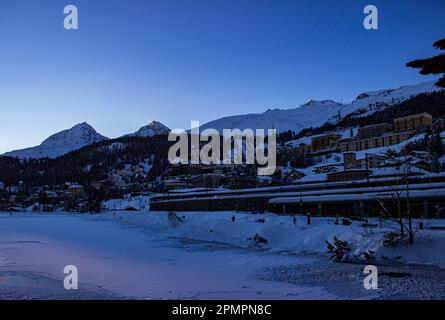 Magnifico tramonto sulle Alpi Svizzere innevate che si affaccia sulla città di San Moritz, Svizzera Foto Stock