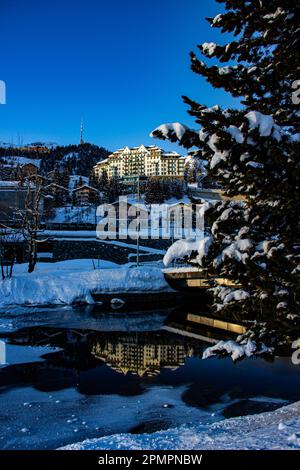 Magnifico tramonto sulle Alpi Svizzere innevate che si affaccia sulla città di San Moritz, Svizzera Foto Stock