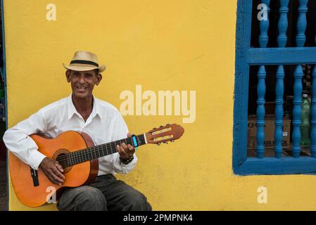 Ritratto di un uomo che suona la chitarra a Trinidad, Cuba; Trinidad, Cuba Foto Stock