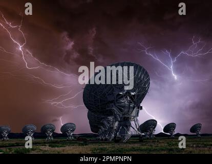 Drammatica tempesta e il VLA - Very Large Array - Telescopio radio a Socorro, New Mexico Foto Stock