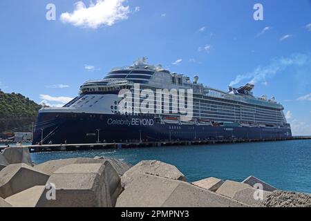 Crociere celebrità nave oltre ormeggiata a Philipsberg, St Maarten Foto Stock