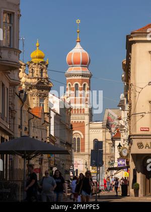 PILSEN, REPUBBLICA CECA, EUROPA - scena di strada, e la Grande Sinagoga sul retro. Foto Stock
